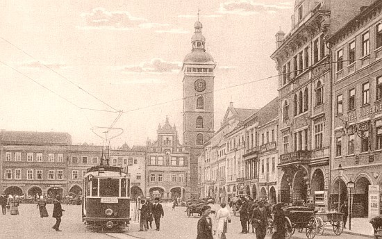 1900 - Hotel U Tří kohoutů na přelomu 19. a 20. století (druhá budova zprava)