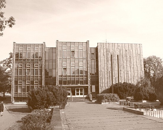 1990 - Sídlo knihovny na Lidické třídě - bývalé Muzeum dělnického revolučního hnutí, postaveno 1975